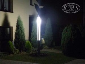 Lampa ogrodowa LED Jupiter 8LTP - efekt oświetlenia w nocy.