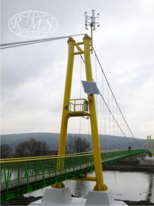 Hybrydowy system zasilania - oświetlenie kładki nad rzeką.